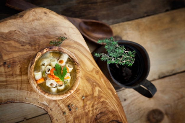 miska z zupą i składniki